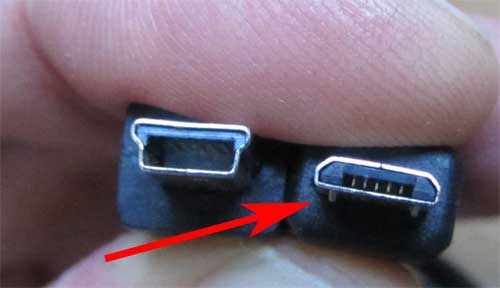 Мини USB слева и микро USB справа показан стрелкой