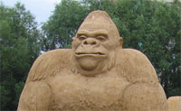 Надменная горилла из песка