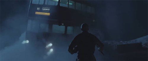 Несгораемый Самуэль Л Джексон сражается с автобусом в фильме Телепорт
